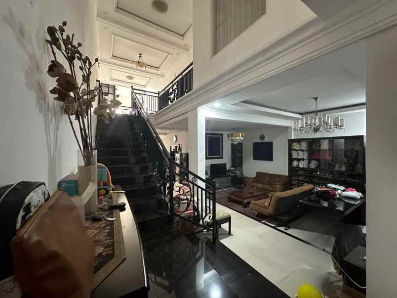 dijual rumah raya manyar