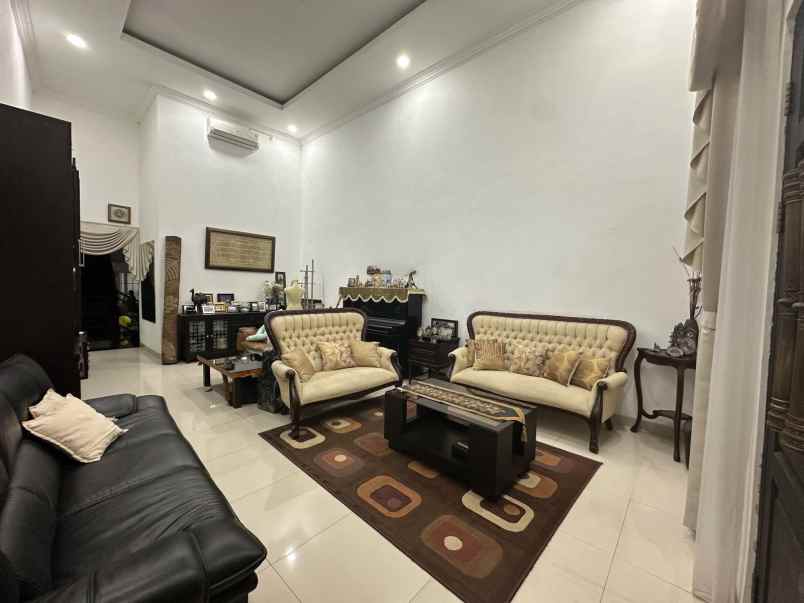 dijual rumah raya manyar