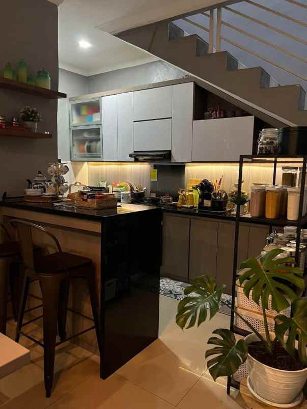 dijual rumah regol sayap kembar bkr