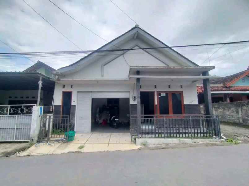 dijual rumah sd model