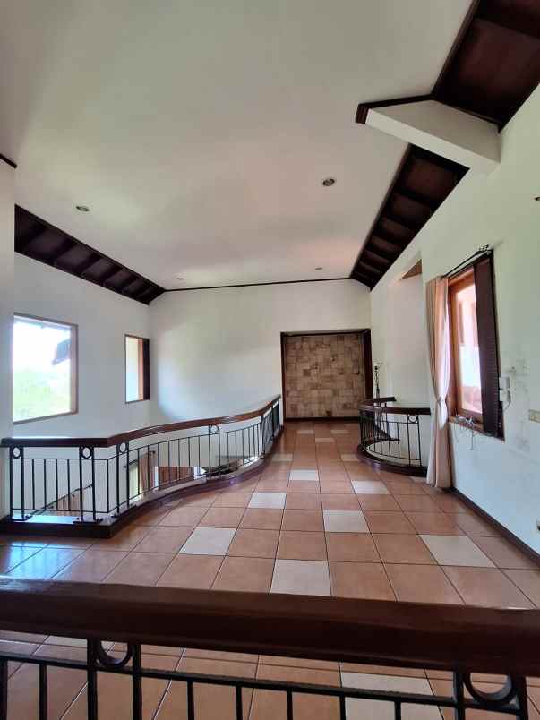 dijual rumah srondol