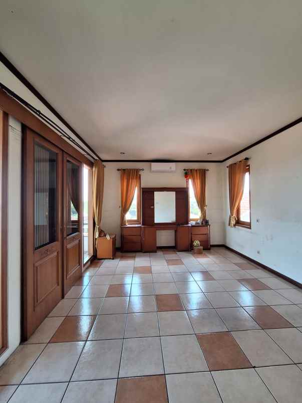 dijual rumah srondol