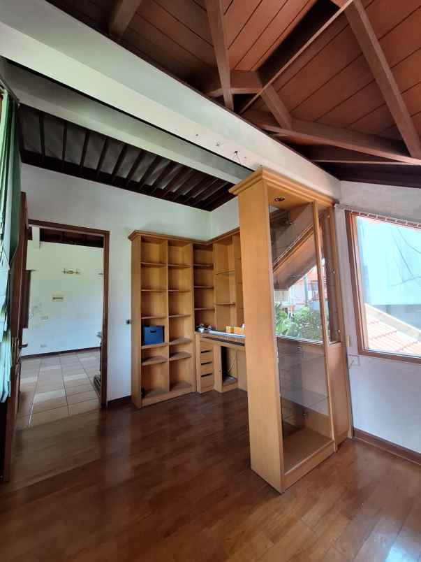 dijual rumah srondol