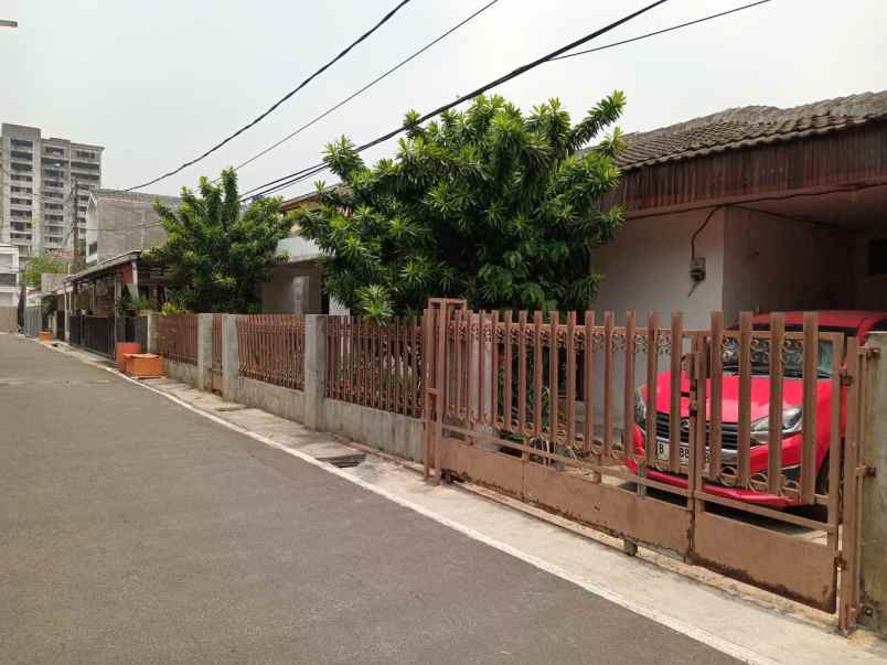 dijual rumah strategis halaman luas di bintaya jaya