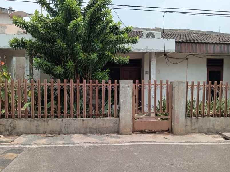 dijual rumah strategis halaman luas di bintaya jaya