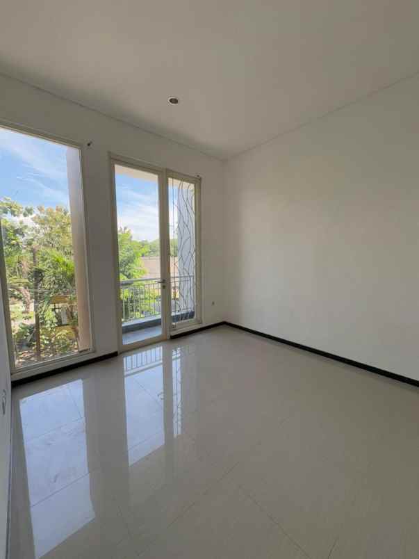 dijual rumah sutorejo