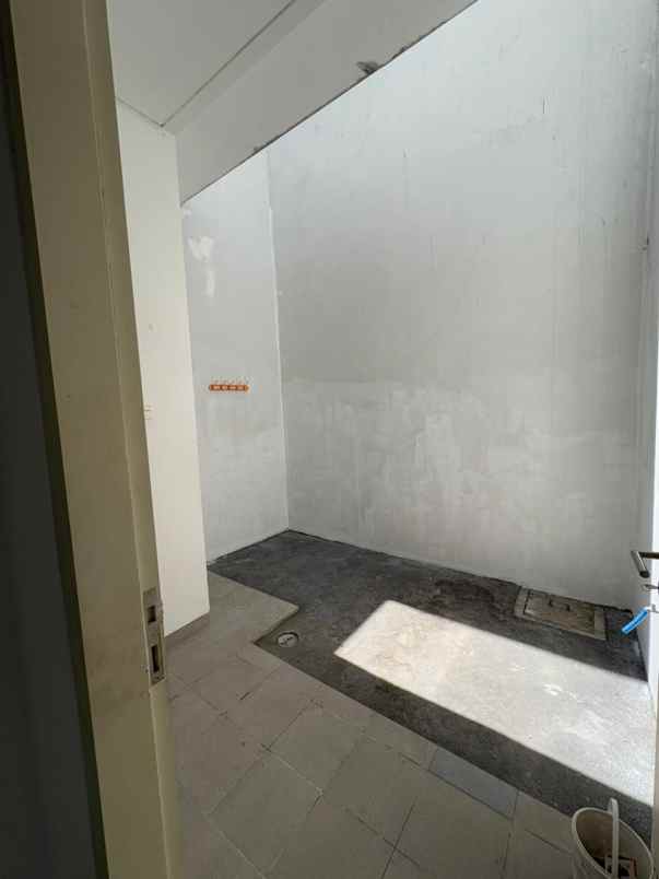 dijual rumah sutorejo