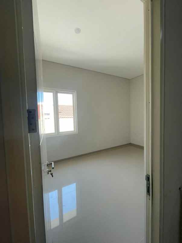 dijual rumah sutorejo prima