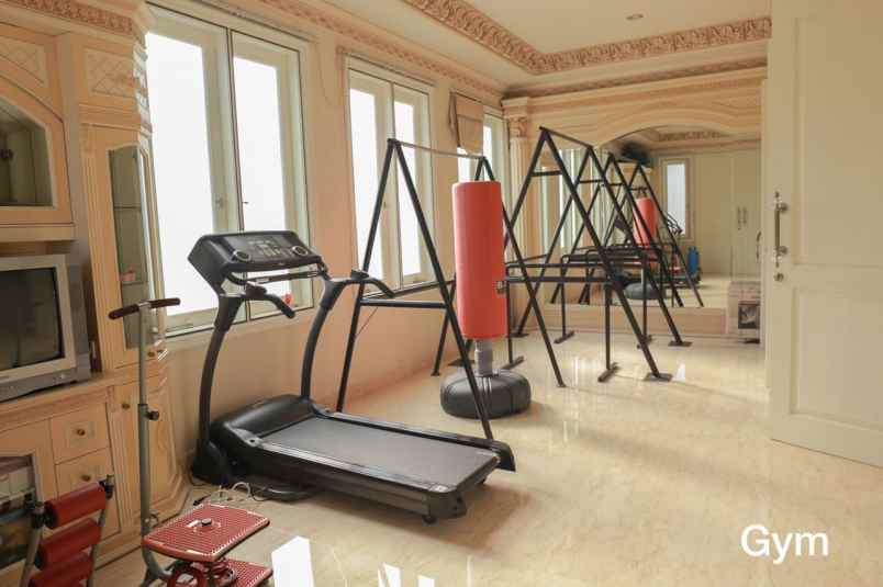 dijual rumah villa bukit regency