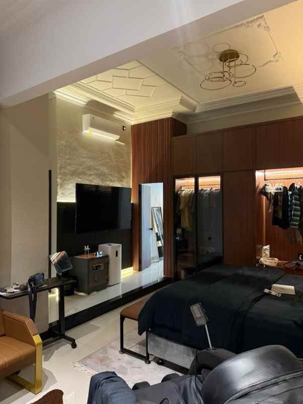 dijual rumah villa valensia pakuwon