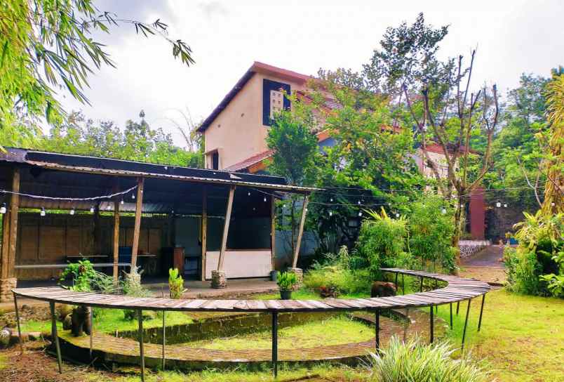 dijual tanah beserta cafe rumah di jalan kaliurang