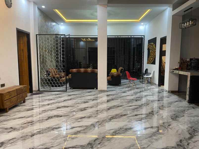 dijual villa batu kalam