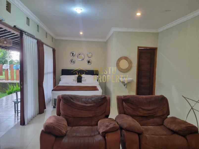 dijual villa harjobinangun