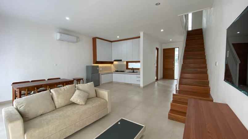 dijual villa kesambi