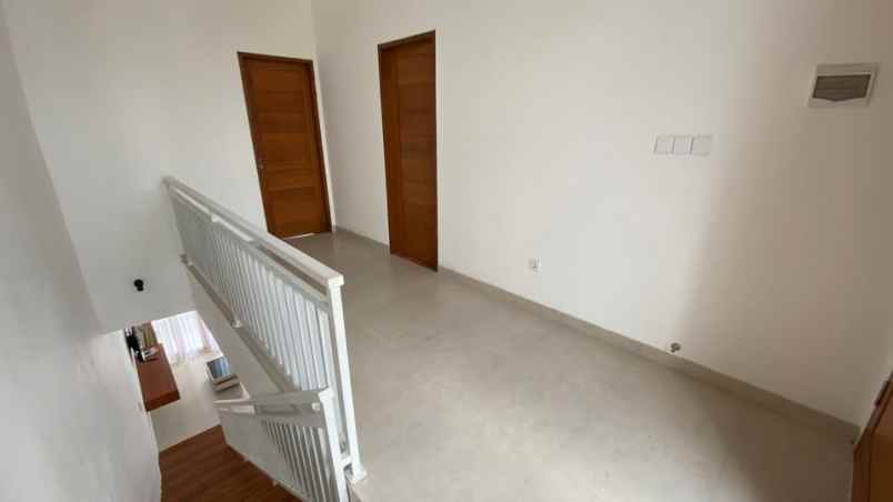 dijual villa kesambi
