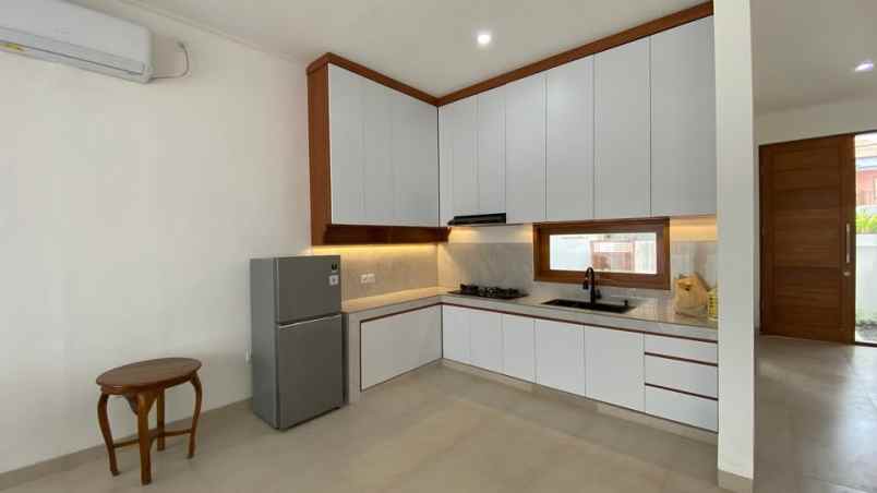 dijual villa kesambi