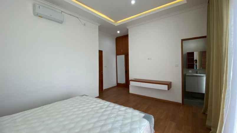 dijual villa kesambi