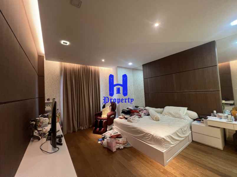 dijual villa komplek citraland gama