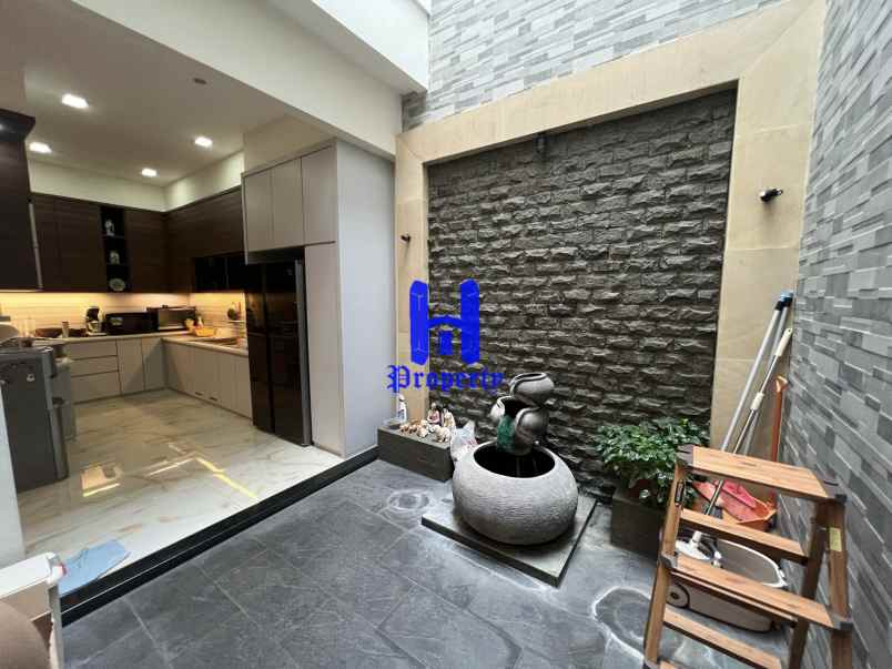 dijual villa komplek citraland gama