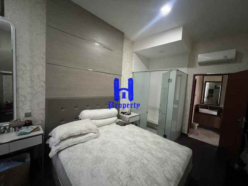 dijual villa komplek citraland gama