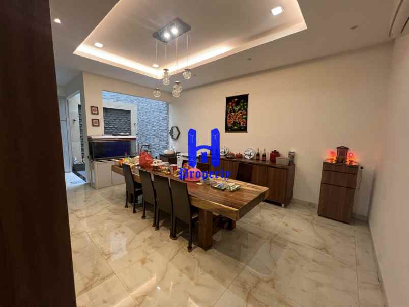 dijual villa komplek citraland gama