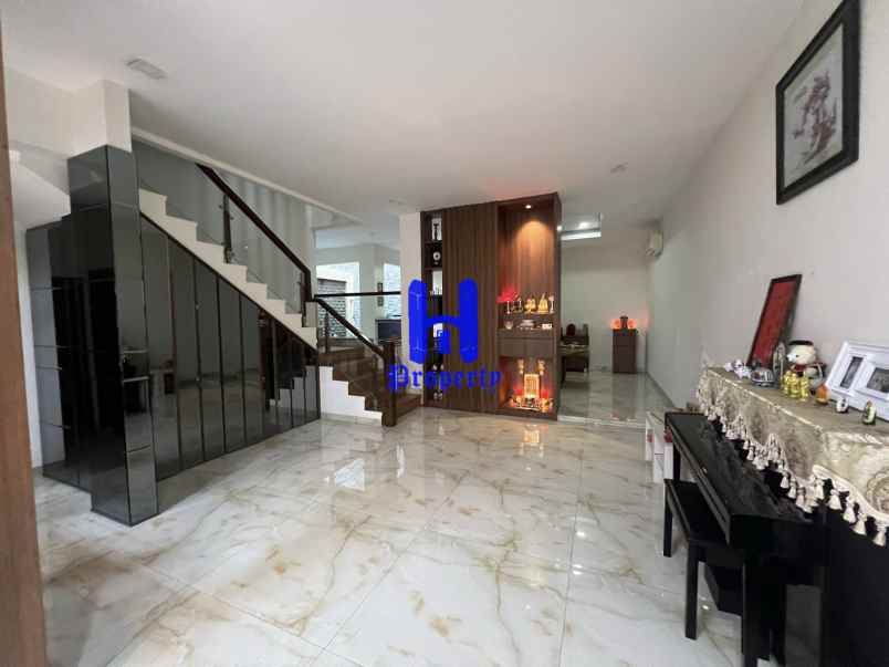 dijual villa komplek citraland gama