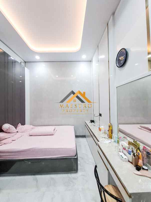 dijual villa komplek citraland gama