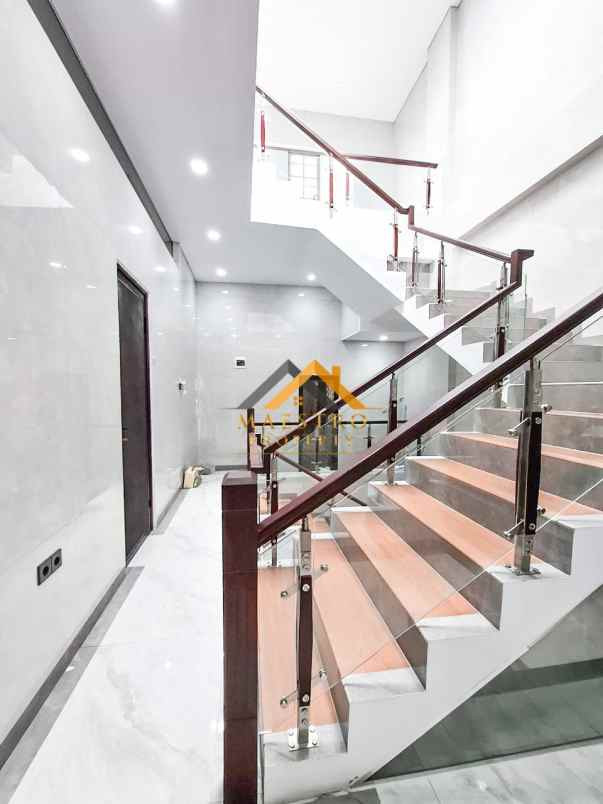 dijual villa komplek citraland gama