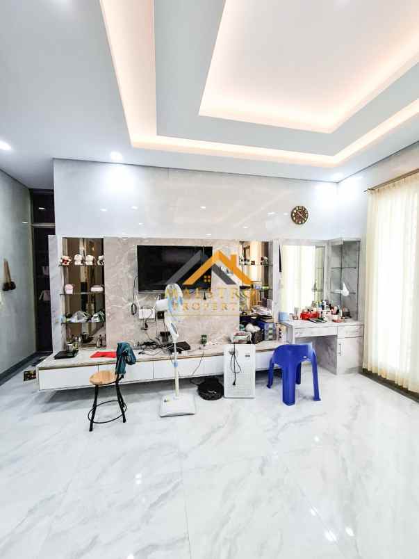 dijual villa komplek citraland gama