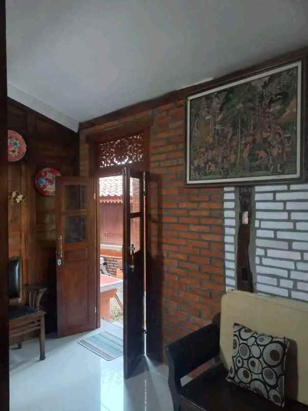 dijual villa moyudan