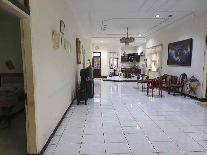 disewakan rumah dharmahusada indah barat