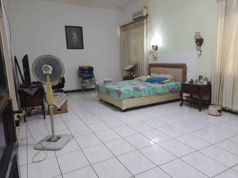 disewakan rumah dharmahusada indah barat