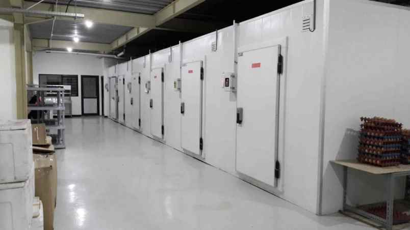 gedung depannya jalan raya