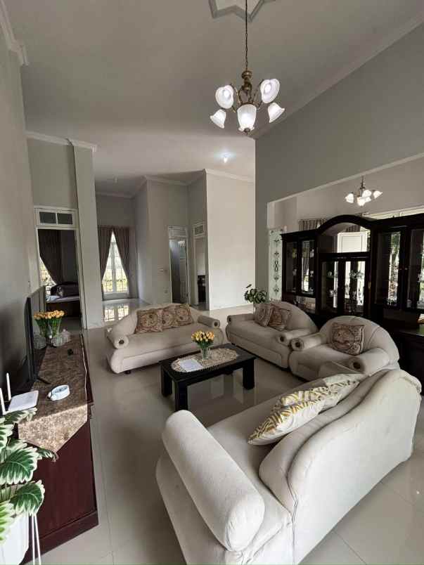 jual rumah bagus shm di raya wr supratman kota blitar