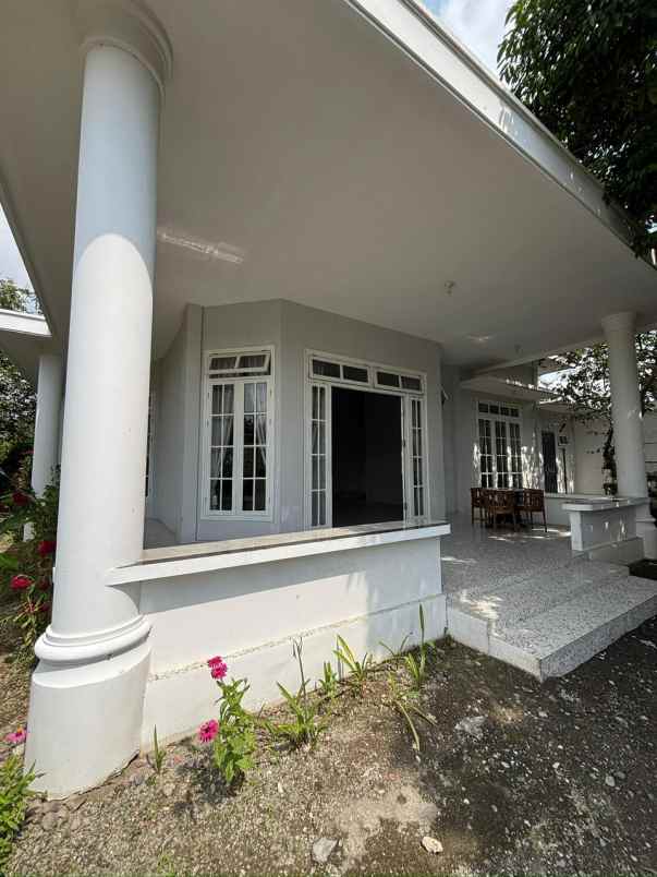 jual rumah bagus shm di raya wr supratman kota blitar