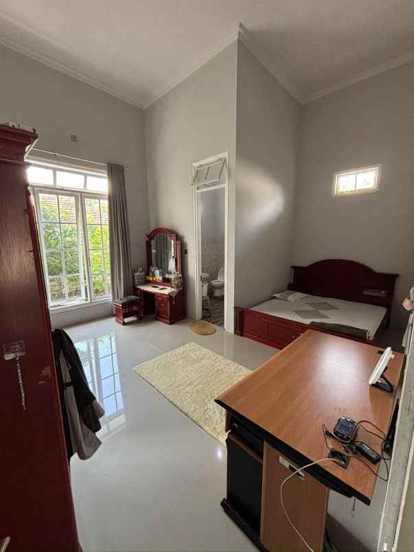 jual rumah bagus shm di raya wr supratman kota blitar