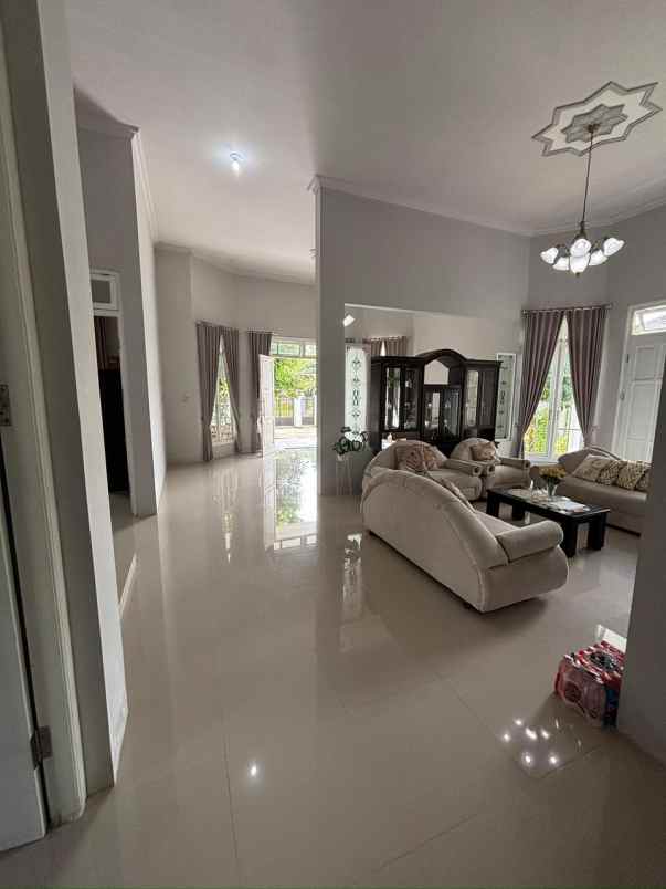 jual rumah bagus shm di raya wr supratman kota blitar