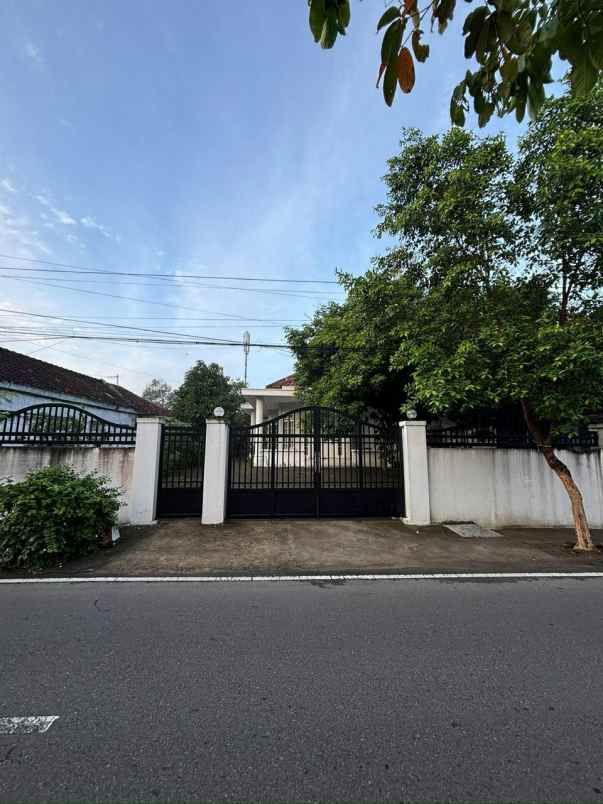 jual rumah bagus shm di raya wr supratman kota blitar