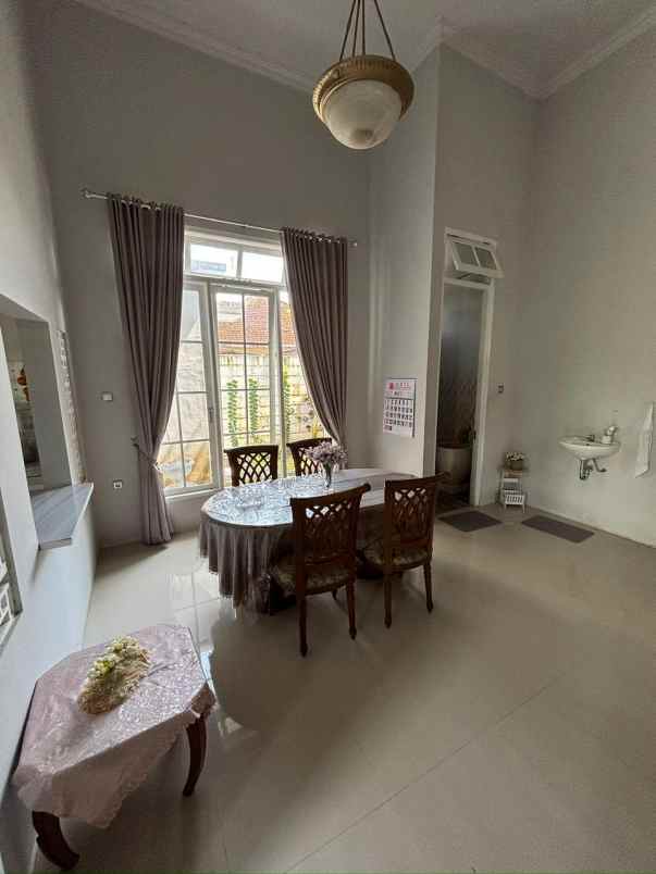 jual rumah bagus shm di raya wr supratman kota blitar