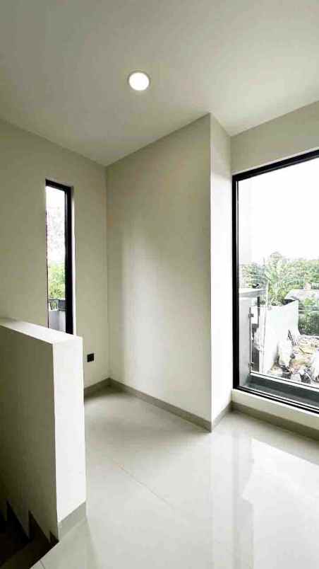 kayu manis bellevue rumah 2 lantai nempel bintaro