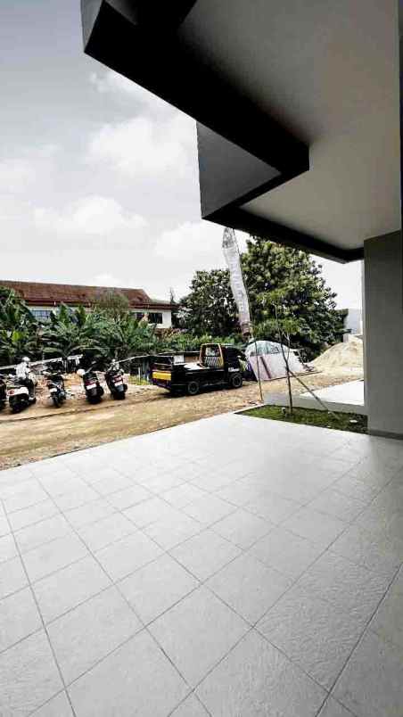 kayu manis bellevue rumah 2 lantai nempel bintaro