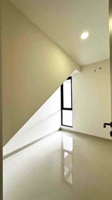 kayu manis bellevue rumah 2 lantai nempel bintaro