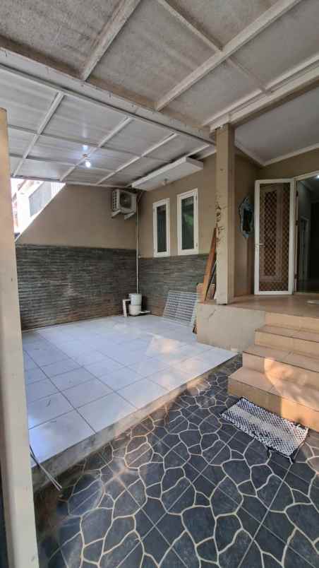 rumah 1 5lt hdp timur semi furnished cluster di cinere