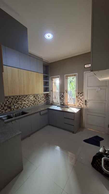 rumah 1 5lt hdp timur semi furnished cluster di cinere