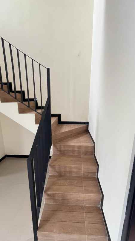 rumah 2 lantai lokasi di arjowinangun