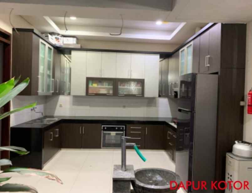 rumah 3 lantai coblong luas tengah kota harga bagus