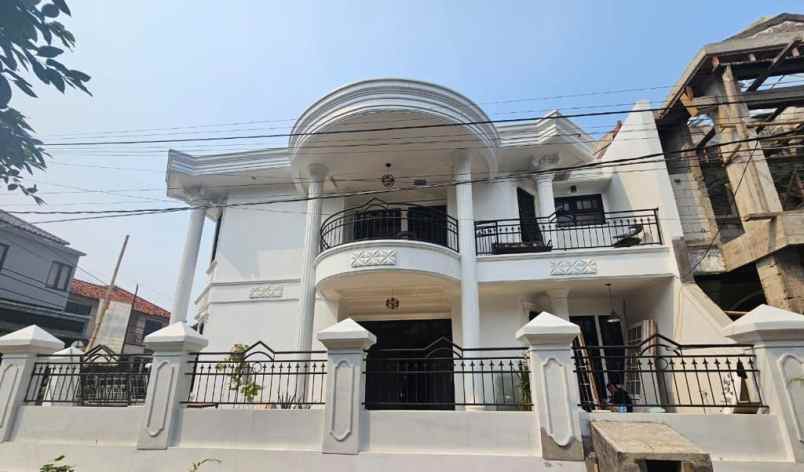 rumah baru classic dalam komplek di cinere