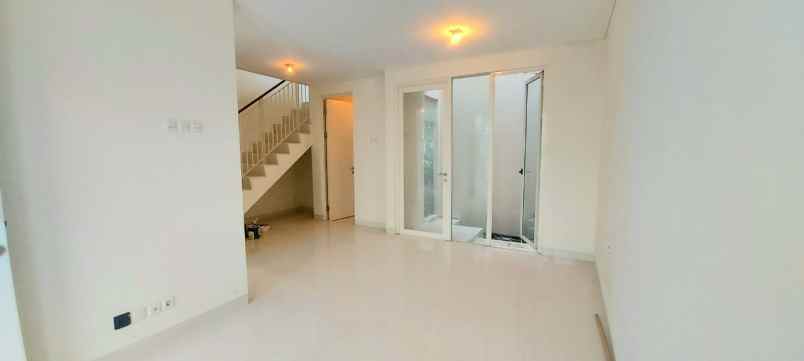 rumah baru pakuwon city surabaya baru terawat nego