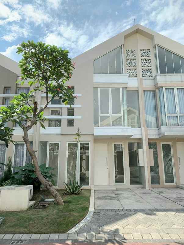 rumah baru pakuwon city surabaya baru terawat nego