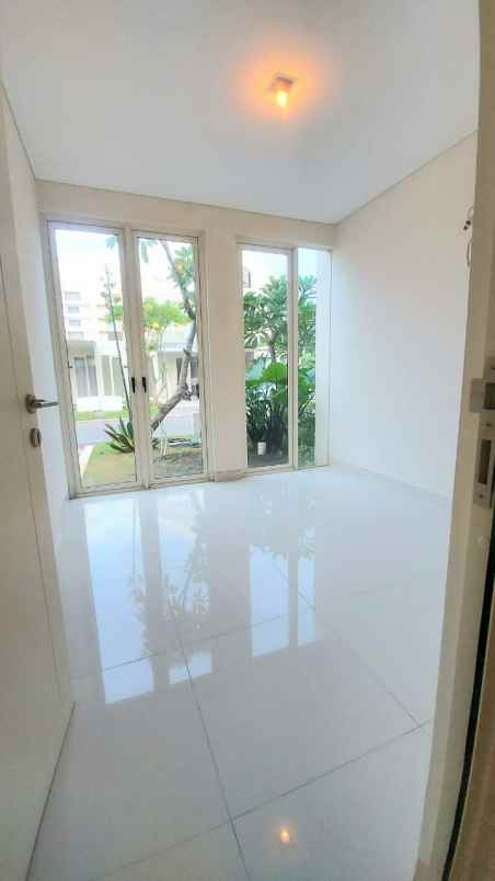 rumah baru pakuwon city surabaya baru terawat nego